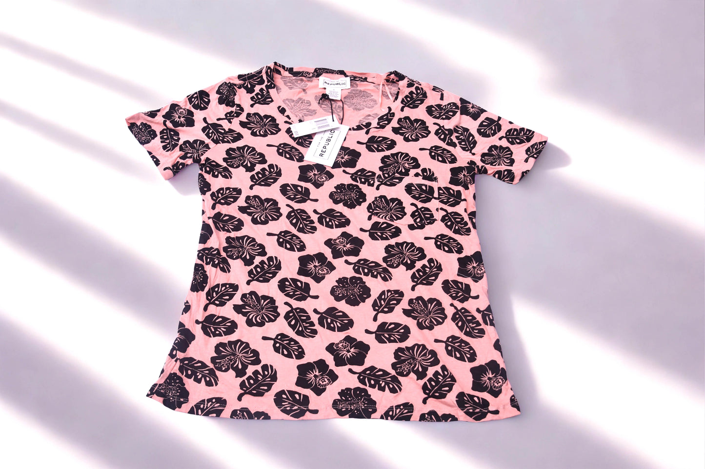 For The Republic Women's Pink Floral Tropical Leaf Pocket Tee Shirt Small NWT