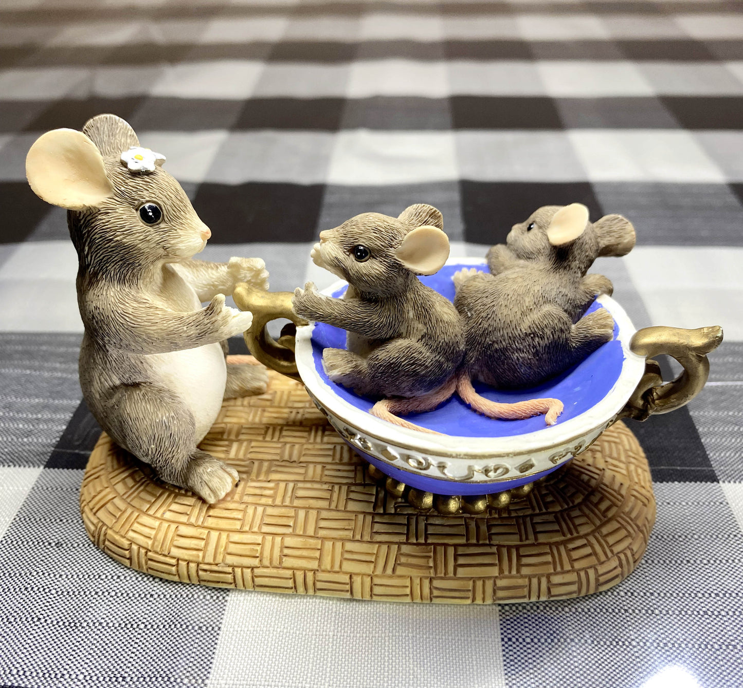 Charming Tails Love Doesn't Come With Instructions 89/601 Little Mice in Teacup