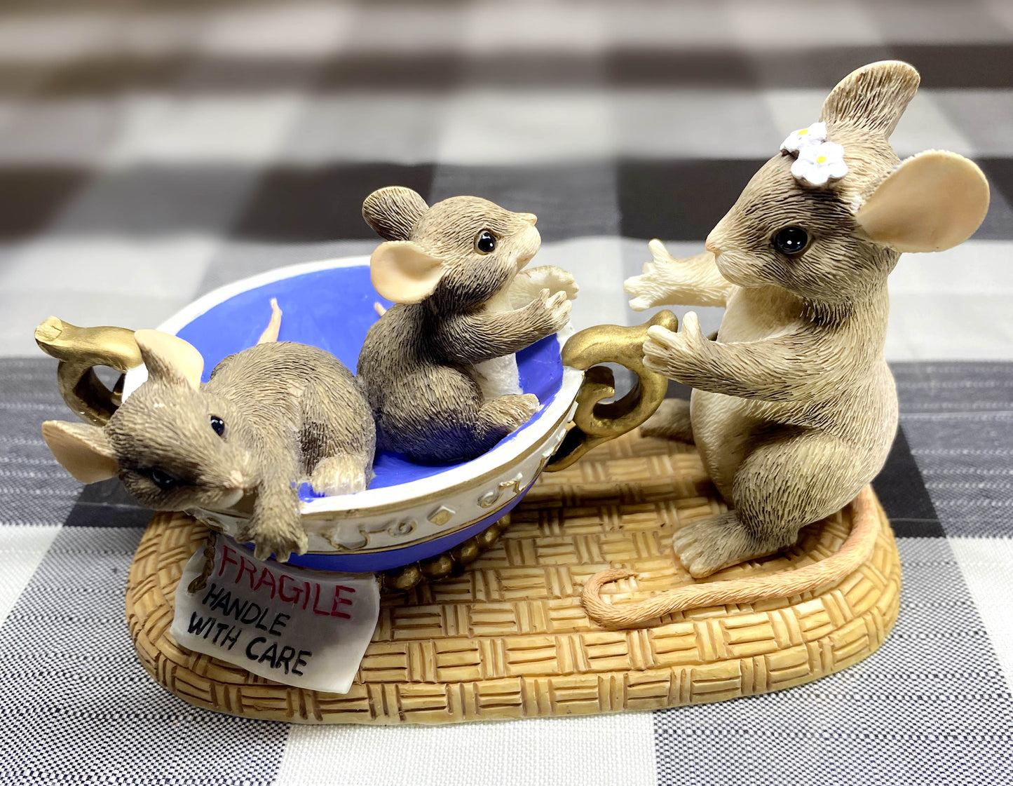 Charming Tails Love Doesn't Come With Instructions 89/601 Little Mice in Teacup