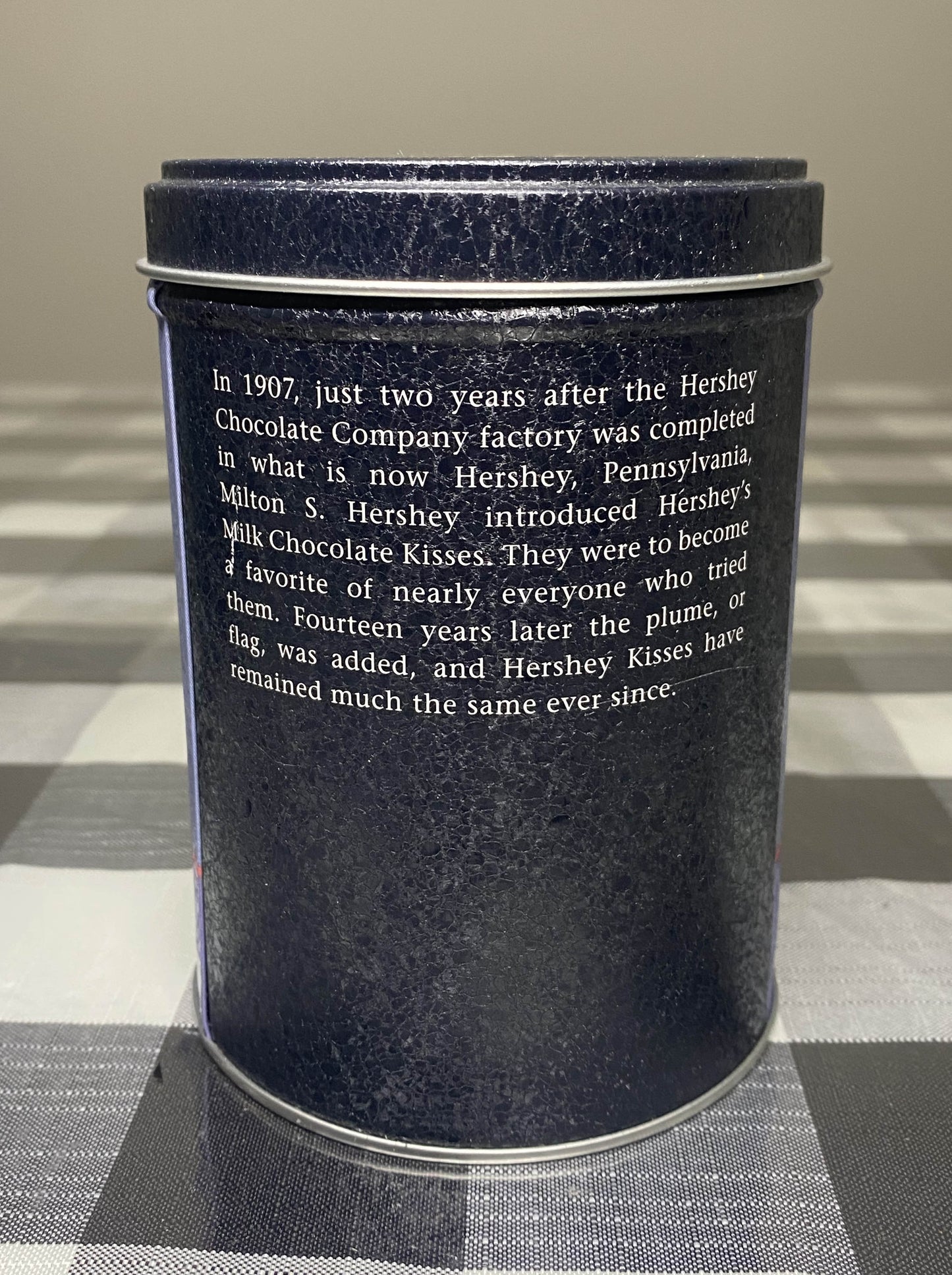 Hershey's Kisses Milk Chocolate Advertising Tin 1980 Dark Blue Beige Green